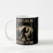 Bigfoot Retro Sasquatch A Guy Like Me Is Hard To F コーヒーマグカップ (左)