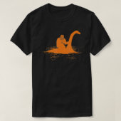 Bigfoot Riding Loch Ness Monster Cute Sasquatch Gi Tシャツ (デザイン正面)