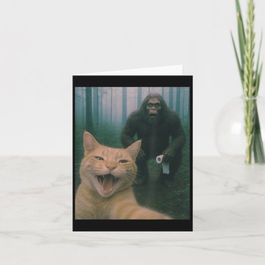 Bigfoot Sasqおもしろいで猫が幸せな自撮りを驚く カード (正面)