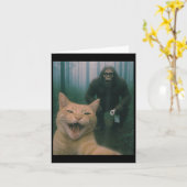 Bigfoot Sasqおもしろいで猫が幸せな自撮りを驚く カード (黄色い花)