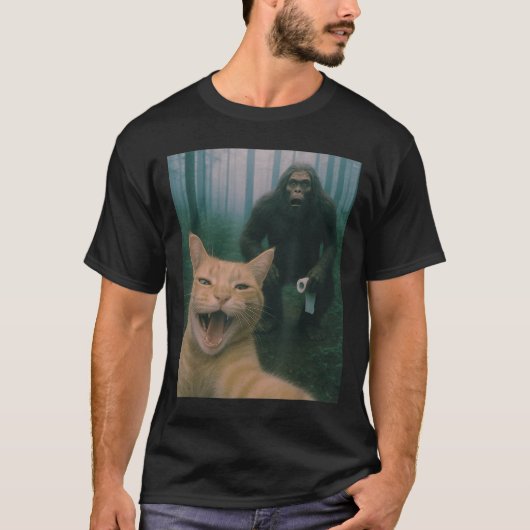 Bigfoot Sasqおもしろいで猫が幸せな自撮りを驚く Tシャツ (正面)