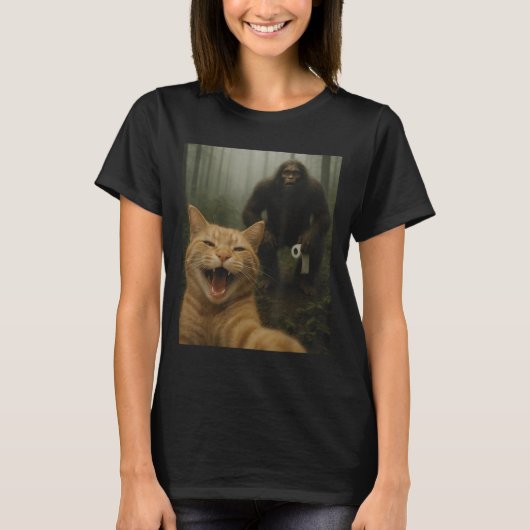 Bigfoot Sasqおもしろいで猫が幸せな自撮りを驚く Tシャツ (正面)