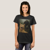 Bigfoot Sasqおもしろいで猫が幸せな自撮りを驚く Tシャツ (正面フル)