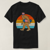 Bigfoot Sasquatch Firecracker American USA Funny 4 Tシャツ (デザイン正面)