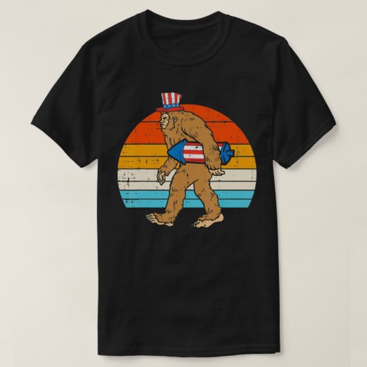 Bigfoot Sasquatch Firecracker American USA Funny 4 Tシャツ (デザイン正面)
