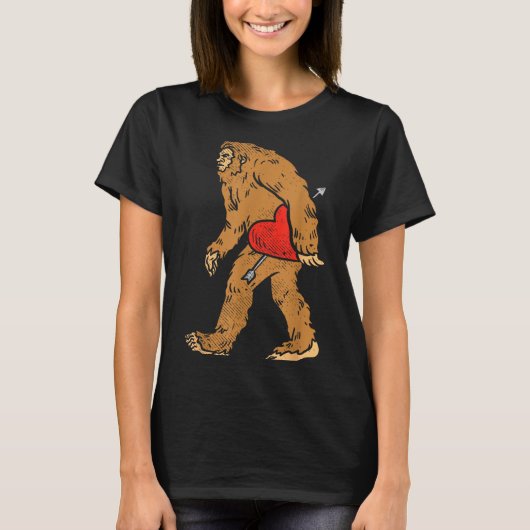 Bigfoot Sasquatch Heart With Arrow Funny Valentine Tシャツ (正面)
