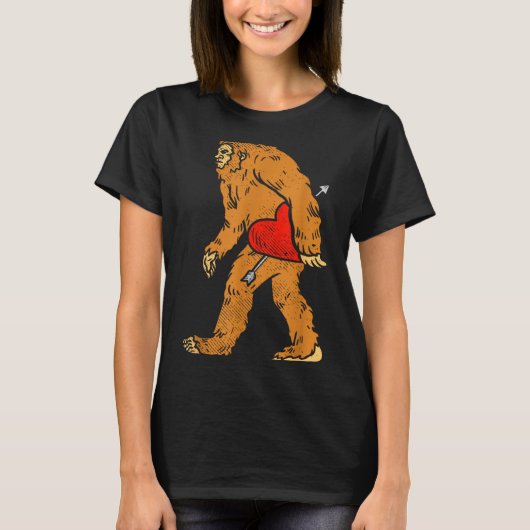 Bigfoot Sasquatch Heart With Arrow Funny Valentine Tシャツ (正面)