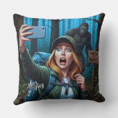 Bigfoot Sasquatch Selfie クッション (裏面)