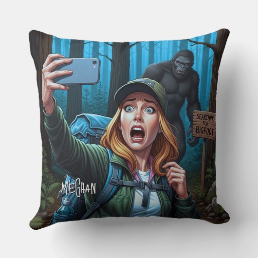 Bigfoot Sasquatch Selfie クッション (裏面)
