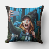 Bigfoot Sasquatch Selfie クッション (正面)