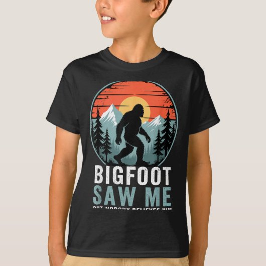 Bigfoot Saw Me But Nobody Believes Him Humor Funny Tシャツ (正面)