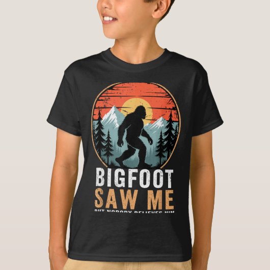 Bigfoot Saw Me But Nobody Believes Him Humor Funny Tシャツ (正面)