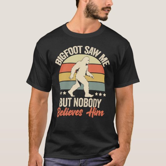 Bigfoot Saw Me But Nobody Believes Him Humor Funny Tシャツ (正面)