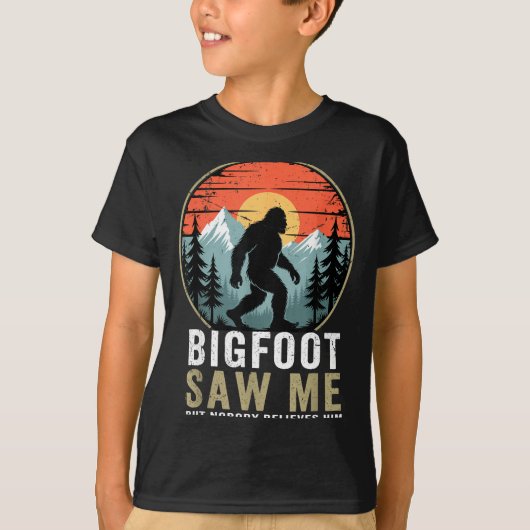 Bigfoot Saw Me But Nobody Believes Him Humor Funny Tシャツ (正面)