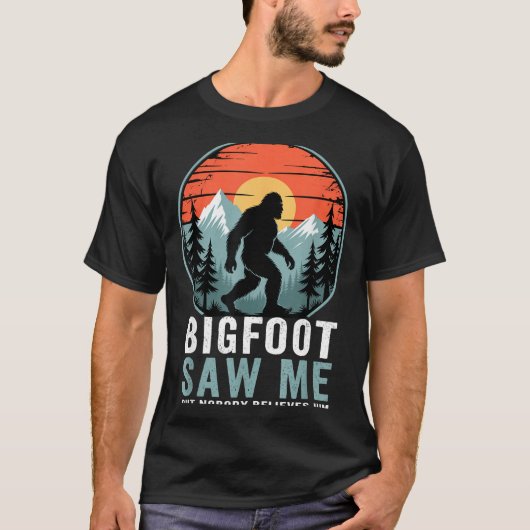 Bigfoot Saw Me But Nobody Believes Him Humor Funny Tシャツ (正面)