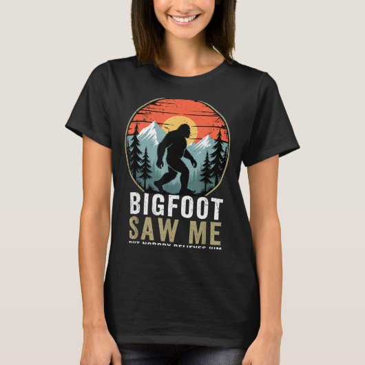 Bigfoot Saw Me But Nobody Believes Him Humor Funny Tシャツ (正面)