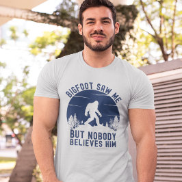 Bigfoot Saw me but nobody believes him Tシャツ