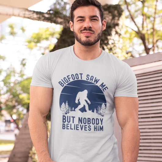 Bigfoot Saw me but nobody believes him Tシャツ