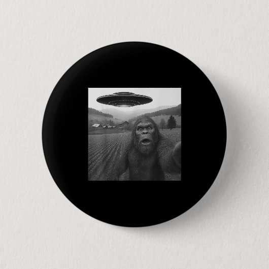 Bigfoot Selfie With Alien Ufo Funny Gifts For Men  缶バッジ (正面)