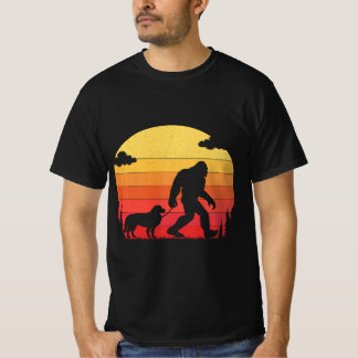 Bigfoot Silhouette Walking Border Collie Dog Tシャツ