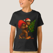 Bigfoot Stealing Christmas Tree Lights Xmas Boys M Tシャツ (正面)