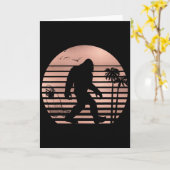 Bigfoot Surfing Shirt Funny Summer Apparel Tee Ros カード (黄色い花)