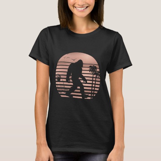 Bigfoot Surfing Shirt Funny Summer Apparel Tee Ros Tシャツ (正面)