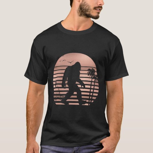 Bigfoot Surfing Shirt Funny Summer Apparel Tee Ros Tシャツ (正面)