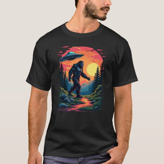 Bigfoot UFO Encounter Tee - Wilderness Graphic Tee Tシャツ (正面)