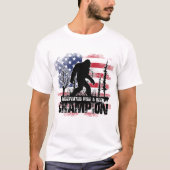 Bigfoot Undefeated Hide & Seek Champ American Flag Tシャツ (正面)