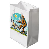 Bigfoot Walking His Dog Humorous Outdoor  ミディアムペーパーバッグ (裏面アングル)