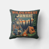 Bigfoot wilderness junkie retro design クッション (裏面)