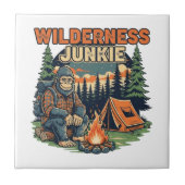 Bigfoot wilderness junkie retro design タイル (正面)