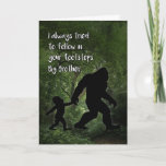 Bigfoot with Child誕生日for Brother カード<br><div class="desc">あなたのお兄さんのためのこの感動的なバースデーカードは、ビッグフットが森を歩くしながら子どもの手を握っているのが特徴です。サスカッチ、イエティ素晴らし、ビッグフットが好きな人なら誰でも選べる。</div>