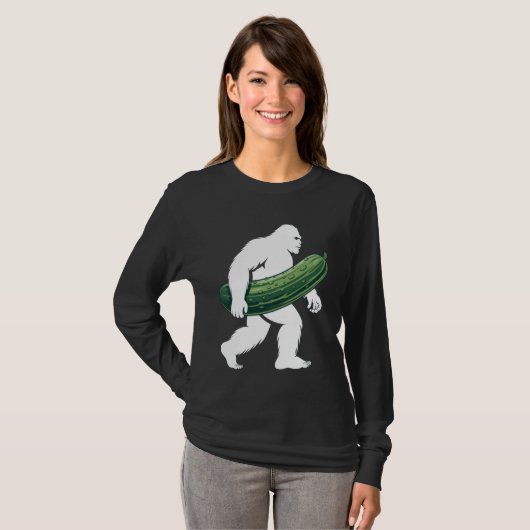 Bigfoot with Cucumber for Adventurous Campers and  Tシャツ (正面フル)
