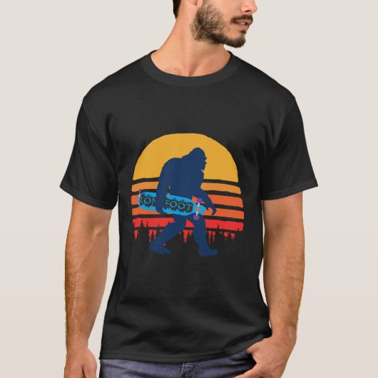 Bigfoot With Longboard - Skateboarding Tシャツ (正面)
