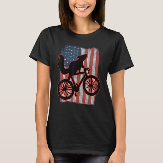 Bike Squirrel Riding A Bicycle Patriotic American  Tシャツ (正面)