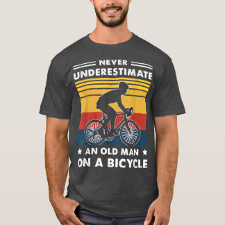 Bike Vintage Never Underestimate an Old Man On a B Tシャツ