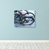 Bikes in the Snow キャンバスプリント (インサイチュ (ウッドフロア))