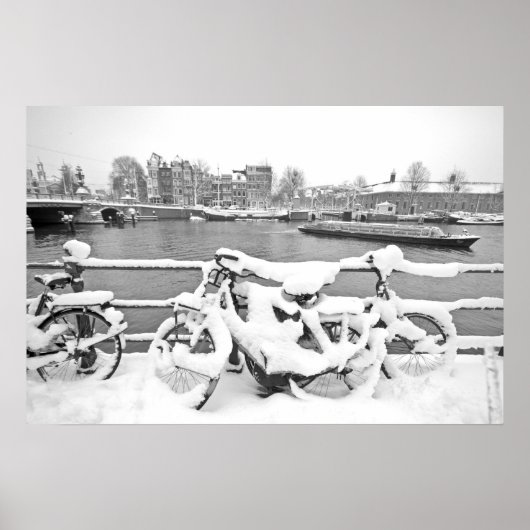 Bikes in the snow in Amsterdam the Netherlands ポスター (正面)