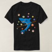 Billiard Shark 8 Ball Player Pool Table Cue Stick Tシャツ (デザイン正面)