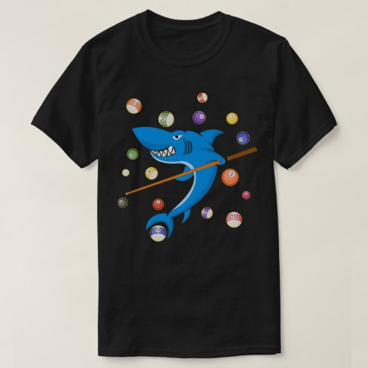 Billiard Shark 8 Ball Player Pool Table Cue Stick Tシャツ (デザイン正面)