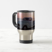 Biloxiのビーチの古くカスタムなトラックそして「66ムスタング トラベルマグ (正面左)