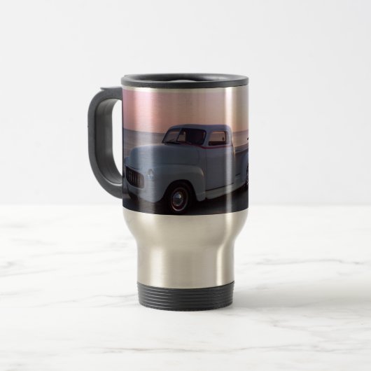 Biloxiのビーチの古くカスタムなトラックそして「66ムスタング トラベルマグ (正面左)