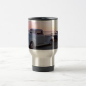 Biloxiのビーチの古くカスタムなトラックそして「66ムスタング トラベルマグ (中央)