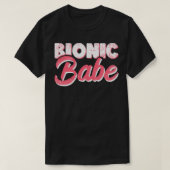 Bionic Babe Knee Hip Replacement Surgery Funny Bio Tシャツ (デザイン正面)