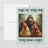 “Birbs Meet Bigfoot” Cheesy Chicken ポストカード (正面/裏面)