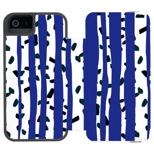 Birch Tree Trunks on Blue Incipio iPhoneウォレットケース (フォリオ Open)