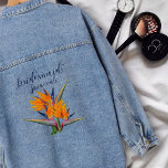 Bird of Paradise花の花嫁の名前 デニムジャケット<br><div class="desc">オレンジ色の花飾り付きの花嫁デニムジャケット、パラダイスの花のデザインとパーソナライズ。背中には言葉とエキゾチックな花のイメージがある。「ブライドメイド」文字は、下に彼女の名前の場所を持つダークブルーの台本にある。濃い青と緑の花と明るいオ葉レンジの花は、ブライダルパーティのメンバーのためのはっきりした美しいデザインと特別な贈り物を作る。パラダイスコレクションのオレンジ色の鳥の他を参照。</div>