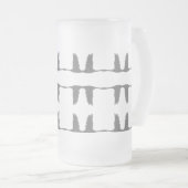 Birds in Flight Geese Greytone フロストグラスビールジョッキ (正面右)